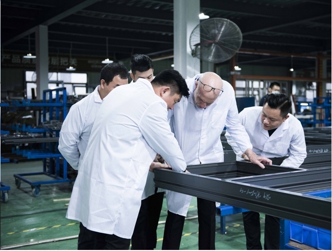 曾奎與研發(fā)團(tuán)隊(duì)探討產(chǎn)品工藝 曾奎與研發(fā)團(tuán)隊(duì)探討產(chǎn)品工藝